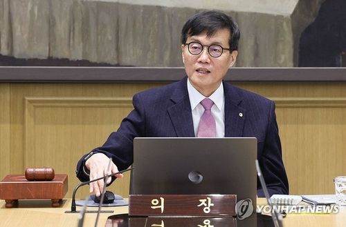 위원들과 인사하는 이창용 한국은행 총재