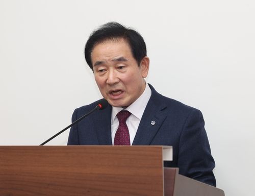 기자회견 하는 송기섭 진천군수