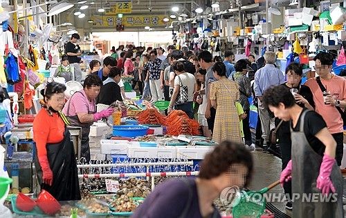 붐비는 주문진 수산물 좌판 풍물시장