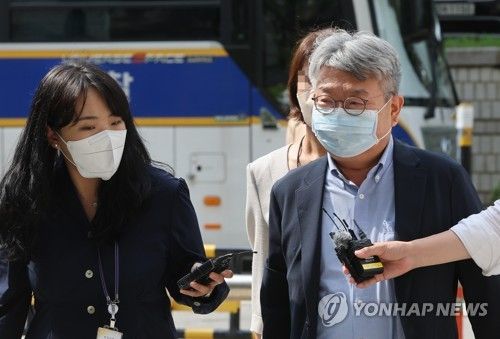 영장실질심사 받으러 가는 '신동주 불법자문' 민유성