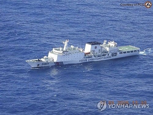 필리핀 배타적 경제수역에 나타난 중국 '괴물' 해경선