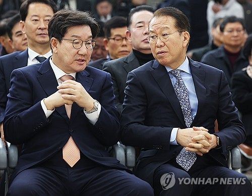 이야기하는 권영세 비대위원장과 권성동 원내대표