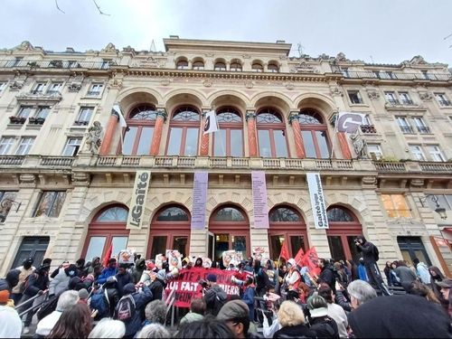 프랑스 극장 점거 중 거주지 요구하는 이주민들.