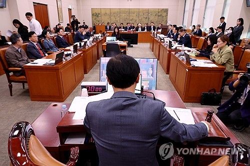 의사봉 두드리는 전재수 위원장