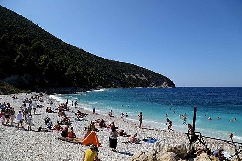 2024년 7월 알바니아 사잔섬 해변 찾은 관광객들