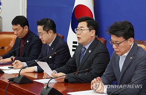 원내대책회의에서 발언하는 박찬대 원내대표