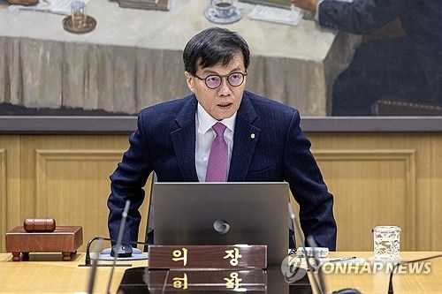 자리에 앉는 이창용 한국은행 총재