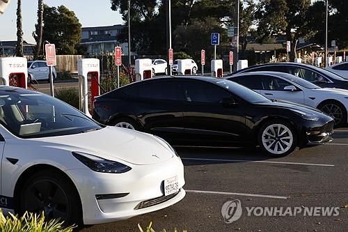 미 캘리포니아주 전기차 충전소의 전기차