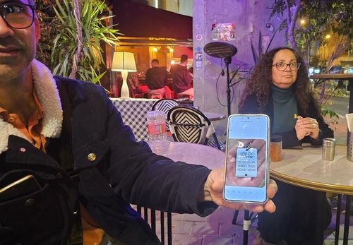 인질 석방 목걸이 보세요