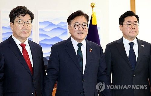 여야 원내대표와 기념 촬영하는 우원식 국회의장