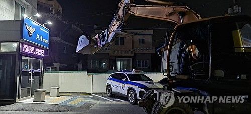 음주운전 적발에 굴착기 타고 지구대 찾아간 50대