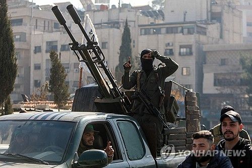 시리아 수도 다마스쿠스 교외를 순찰하는 보안군 병사들