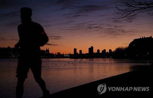 덴마크 코펜하겐 시내의 공원에서 조깅하는 시민