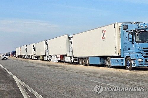 가자지구 접경지에 늘어서 있는 구호품 트럭