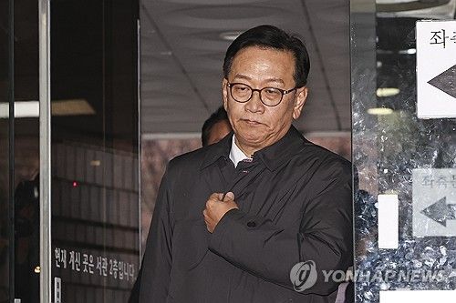 취재진 질문에 답하는 윤 대통령 측 변호인