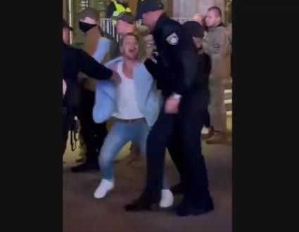 작년 10월 우크라이나의 한 콘서트장에서 모병관에게 한 청년이 끌려가는 모습