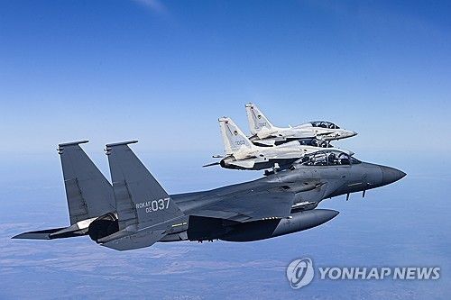 우정 비행하는 한국 공군 F-15K와 필리핀 공군 FA-50PH