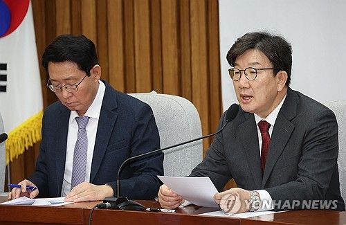 발언하는 권성동 원내대표