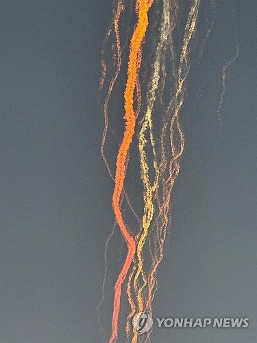 16일 스타십의 폭발한 잔해가 떨어지는 모습 