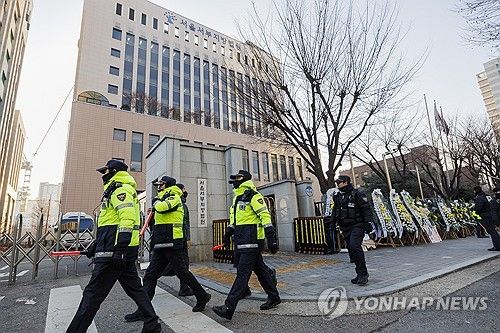 윤 대통령 영장 청구 예상되는 서울서부지방법원 청사 경계 강화