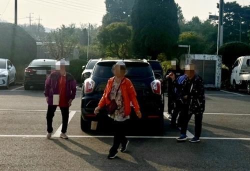 민주당 인천시당이 지난 11일 '유권자 실어 나르기' 의혹을 제기하면서 공개한 사진