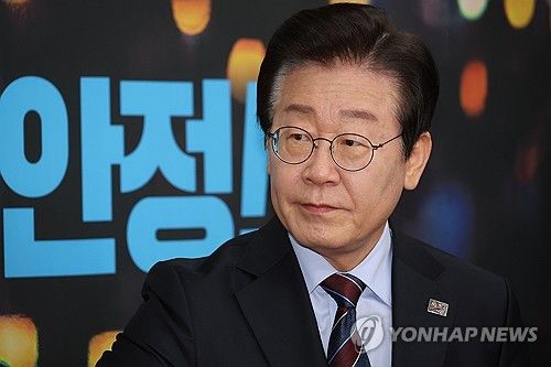 회의 참석하는 이재명 대표