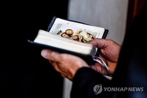 성경 읽는 한 남성