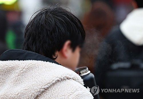 16일 오전 서울 광화문네거리에서 한 시민이 보온용기에 든 따듯한 음료를 마시고 있다. [연합뉴스 자료사진]