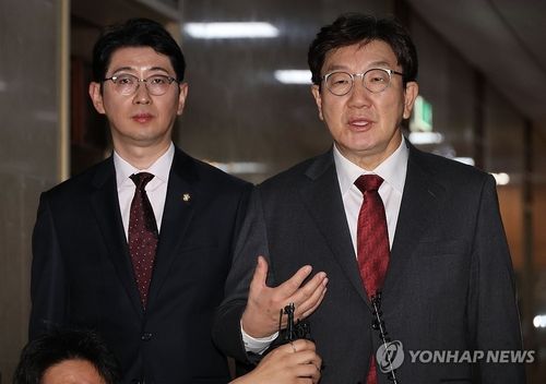 취재진 앞에서 발언하는 권성동 원내대표