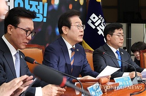 최고위원회의서 발언하는 이재명 대표