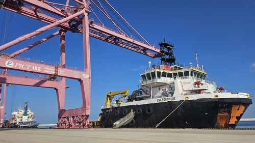 영일만항에 접안해있는 시추 보급선