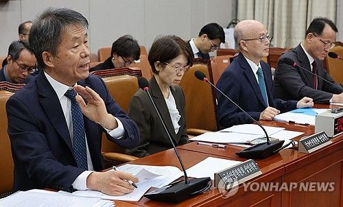 의원들과 언쟁하는 김용원 상임위원