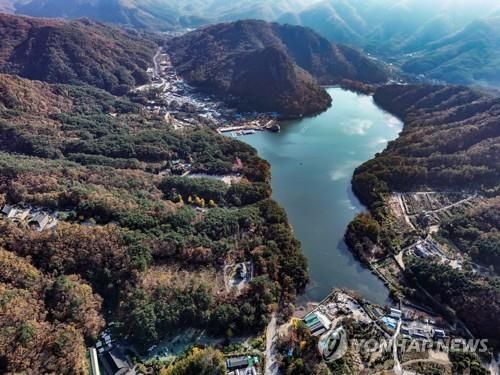 명성산 아래 산정호수