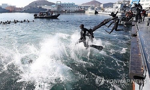 해군 SSU 혹한기 훈련…겨울 바다로!
