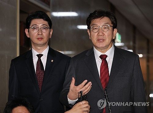 취재진 앞에서 발언하는 권성동 원내대표