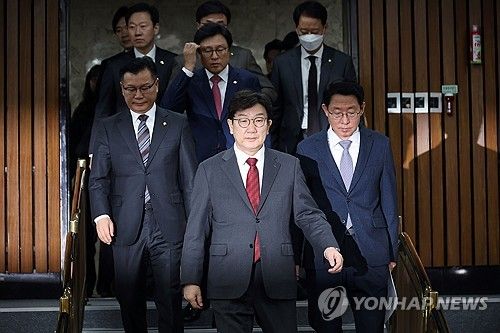 원내대책회의 참석하는 권성동 원내대표