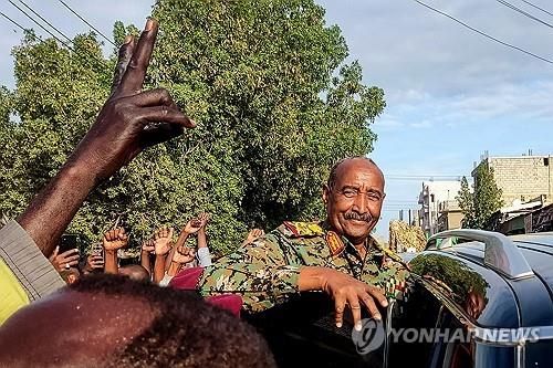 수단 군부 최고지도자 압델 파타 부르한 장군