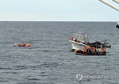 화재 어선에 접근하는 동해해경