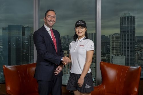 윤이나와 솔레어 리조트의 사이프러스 세라파트 부사장. 