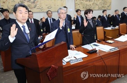 AI디지털교과서 검증 청문회서 선서하는 이주호 부총리