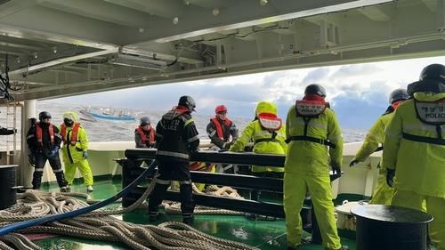 악천후 속 조난선박 예인하는 동해해경 