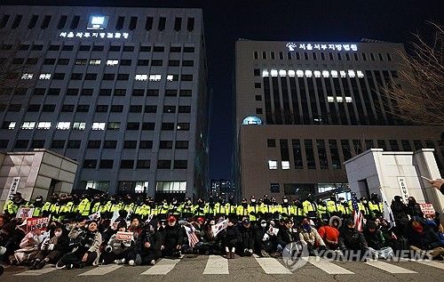 '윤석열 대통령 구속영장 청구' 항의 위해 모인 지지자들