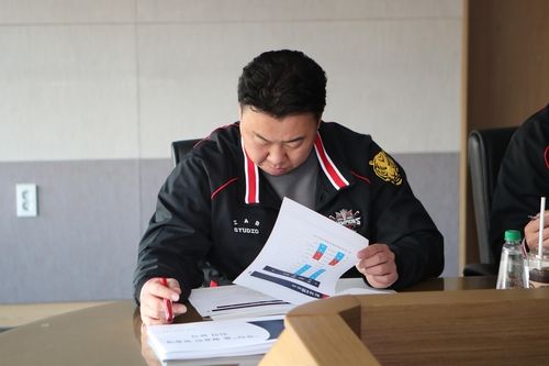 자료를 확인하는 이범호 감독 