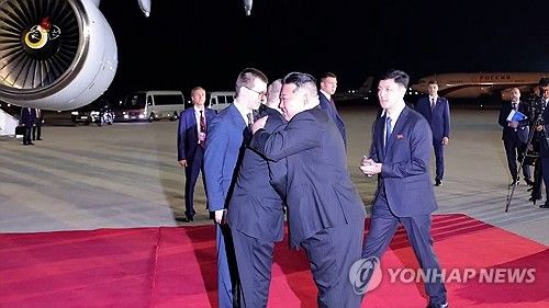 푸틴과 포옹하는 김정은