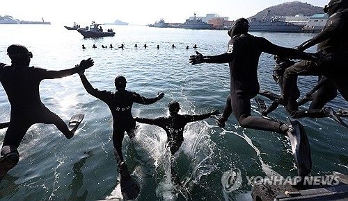 해군 SSU 혹한기 훈련…겨울 바다로!