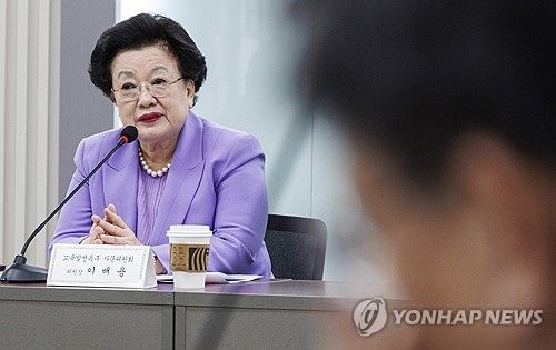 교육 발전 특구 자문위 첫 회의에서 인사말하는 이배용 국가교육위원장