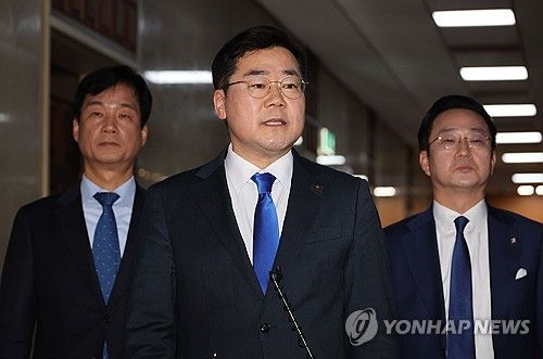 취재진 앞에서 발언하는 박찬대 원내대표