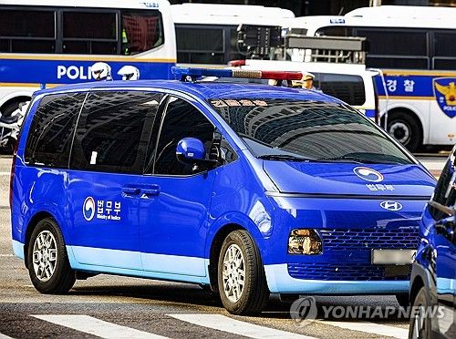 서부지법 들어서는 호송차량