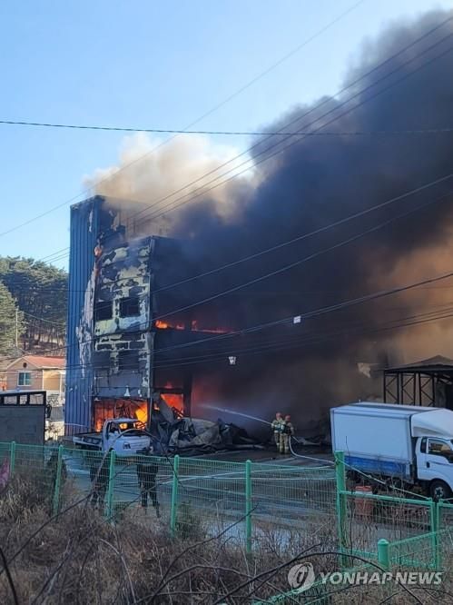 인근으로 번진 강릉 창고 화재