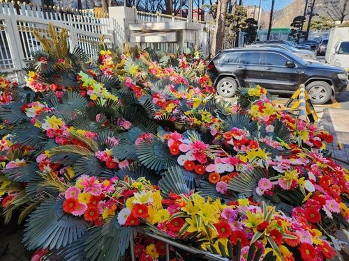 서울청사 내 보관된 화환들